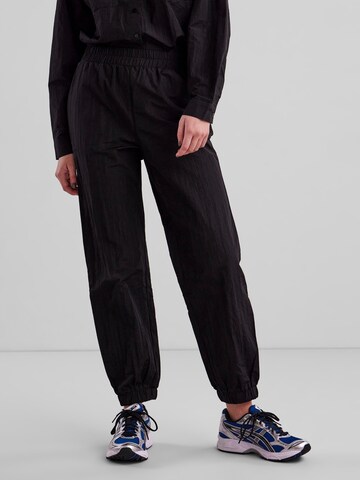 PIECES Tapered Broek in Zwart: voorkant