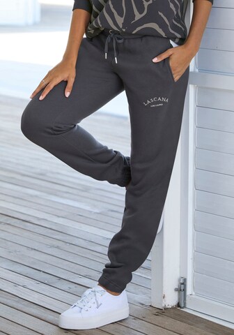 Regular Pantalon LASCANA en gris : devant