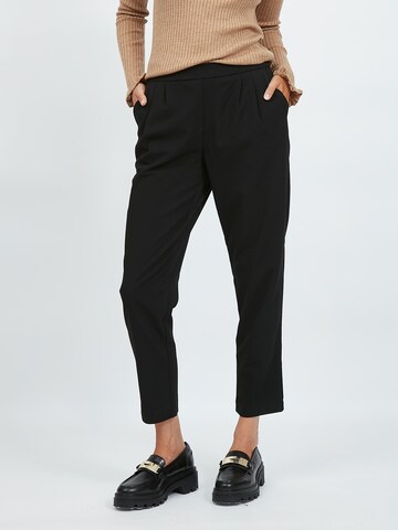 VILA - Tapered Pantalón plisado 'Titti' en negro: frente