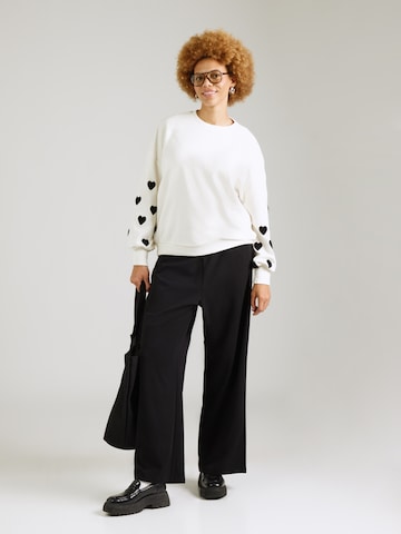 ONLY Carmakoma - Sweatshirt 'CARMACY' em branco