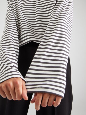 T-shirt 'PCSadie' PIECES en gris