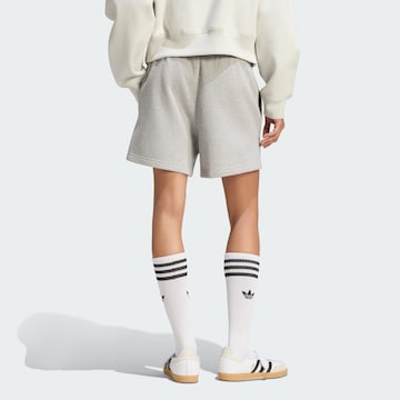 ADIDAS ORIGINALS - Loosefit Pantalón 'Essentials' en gris