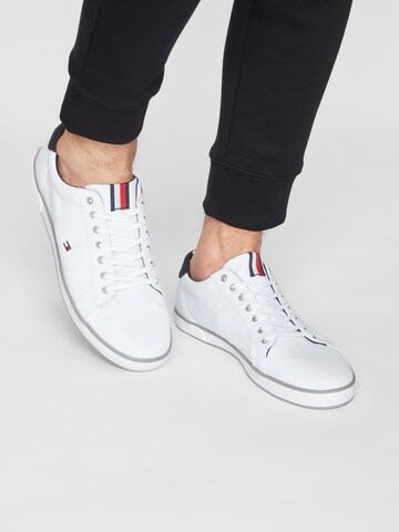 Baskets basses 'Harlow' TOMMY HILFIGER en blanc : devant