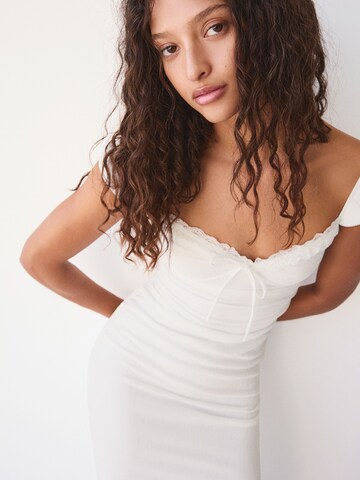 Bershka Sukienka w kolorze biały