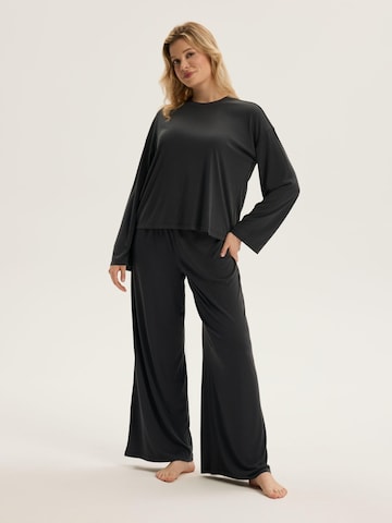 Maglietta 'Boxy-Langarmshirt aus Modal mit 3D-Logo, Ruth 2' di ESOTIQ in grigio