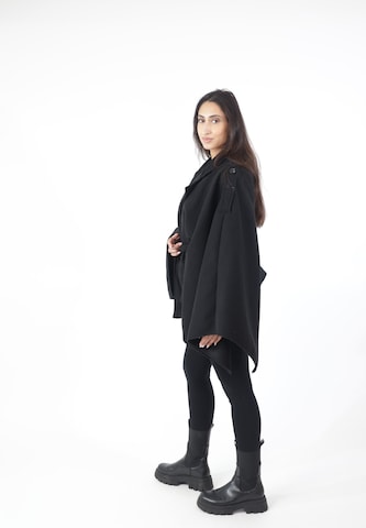 Elara Cape in Schwarz