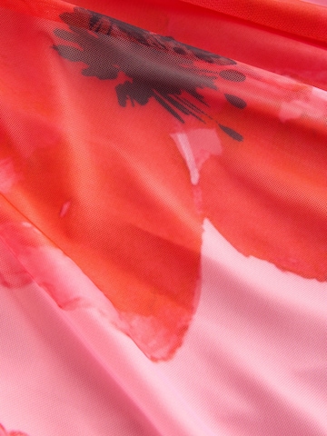 Next Mekko värissä punainen