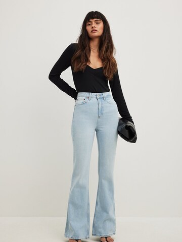 NA-KD Boot cut Jeans in Blue: front