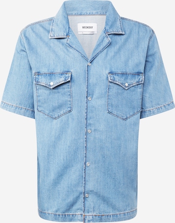 Coupe regular Chemise 'Burbank' WEEKDAY en bleu : devant