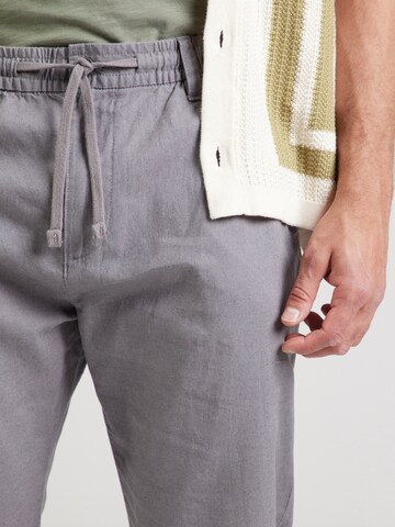 regular Pantaloni chino di s.Oliver in grigio