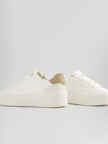 Baskets basses Bershka en blanc