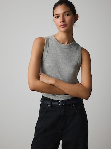 Next Топ в сиво: отпред