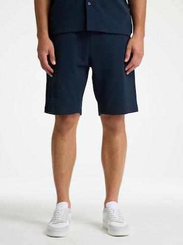 Regular Pantalon CHASIN' en bleu : devant
