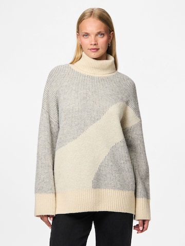 Pull-over PIECES en gris : devant