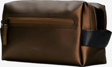 RAINS Kulturtasche in Braun: Vorderseite