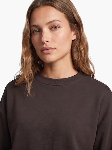 ABOUT YOU Sweatshirt 'Dorina' in Braun: Vorderseite