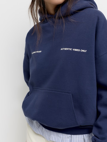 Bluză de molton 'PACIFIC TAKE IT' de la Pull&Bear pe albastru