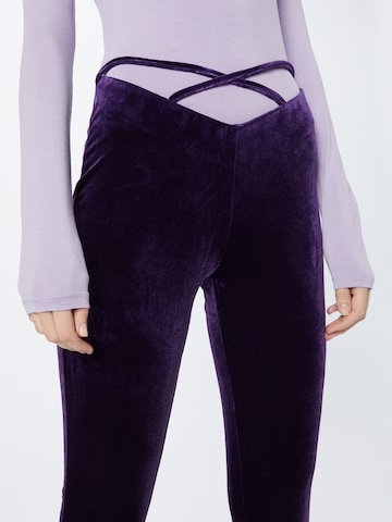 Tally Weijl Rozkloszowany krój Spodnie w kolorze fioletowy