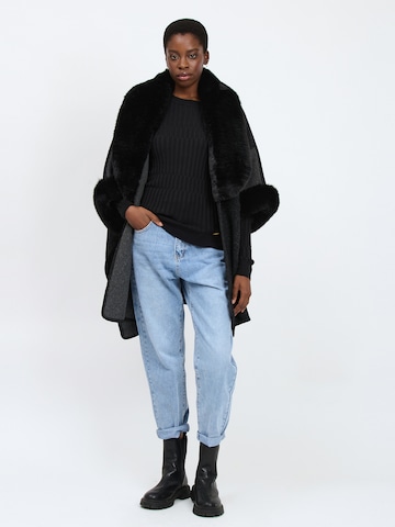 Influencer Cape in Schwarz