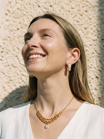 Nemomatheo Earrings 'Athena - Vergoldete Creolen mit Blätterdesign' in Gold