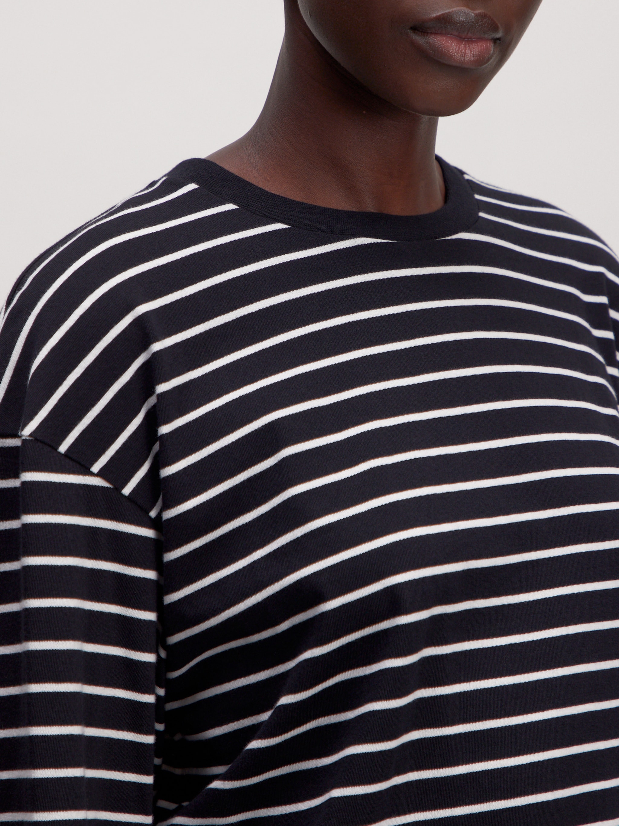 EDITED Produkte Longsleeve 'Keke' schwarz