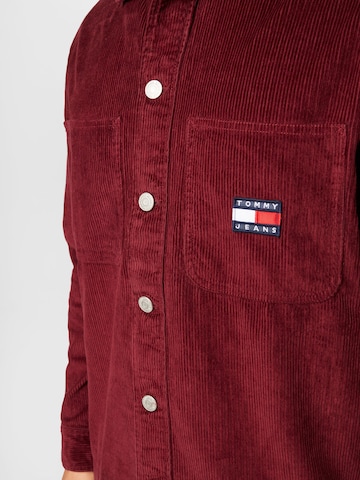 Tommy Jeans جينز مضبوط قميص بلون أحمر