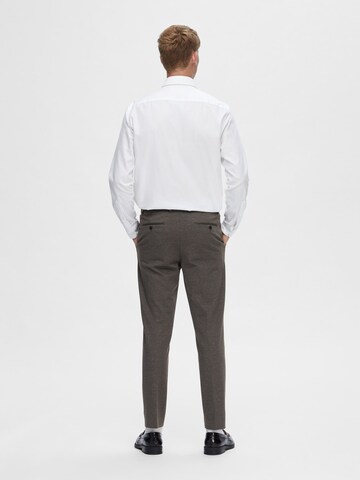 SELECTED Slimfit Bandplooibroek in Bruin