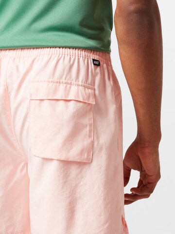 Nike Sportswear Normalny krój Spodnie 'Essentials' w kolorze różowy