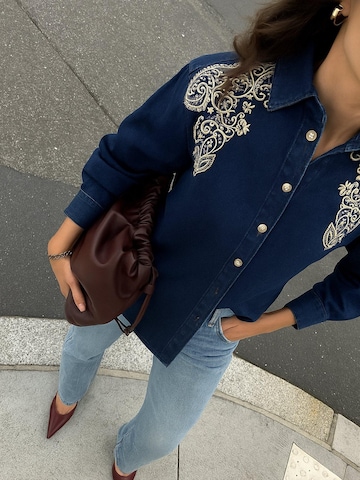 Camicia da donna 'Embroidered Denim Shirt' di Touché Privé in blu