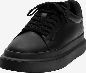 Sneaker low de la Pull&Bear pe negru: față