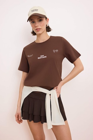 Trendyol - Camiseta en marrón: frente