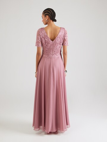 Rochie de seară de la Vera Mont pe roz