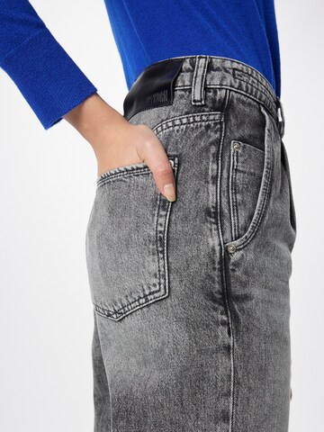 DRYKORN גזרת סלים ג'ינס 'DECIDE' באפור