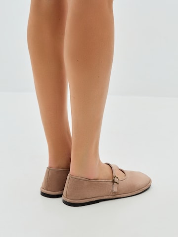 CESARE GASPARI Strap ballerina in Beige