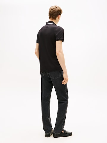 TOMMY HILFIGER - Camiseta en negro: atrás