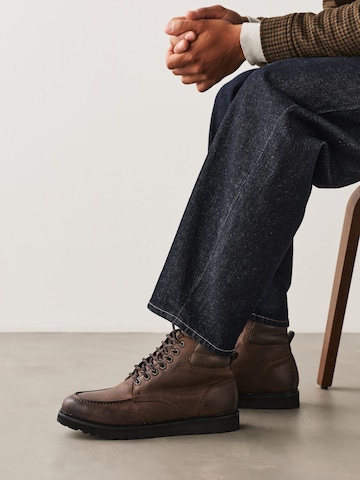 Boots stringati di Next in marrone