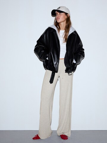 Bershka Широки крачоли Панталон в сиво: отпред