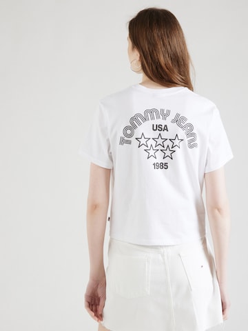 Tommy Jeans T-shirt 'RETRO SPORT 2' i vit: framsida