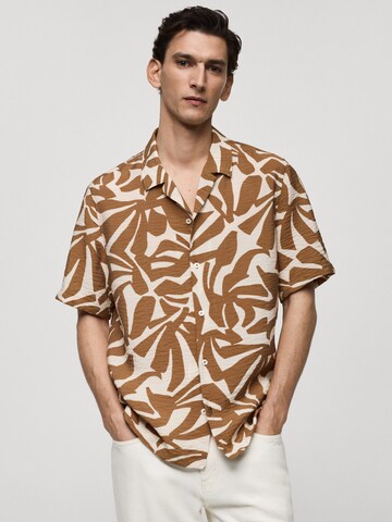 MANGO MAN Comfort fit Overhemd 'Esvedra' in Bruin: voorkant