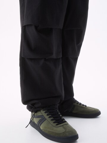 Pull&Bear Lużny krój Spodnie w kolorze czarny
