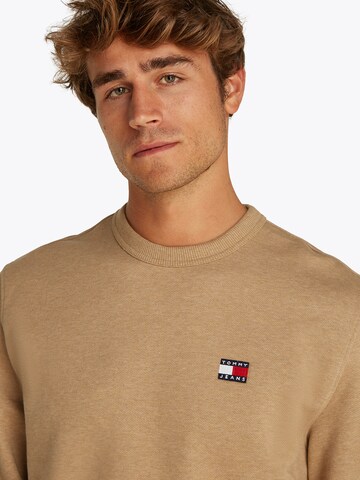 Sweat-shirt 'TJM REG BADGE CREW EXT' Tommy Jeans en marron