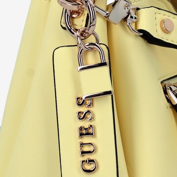 GUESS Handtasche 'Iwona' in Gelb