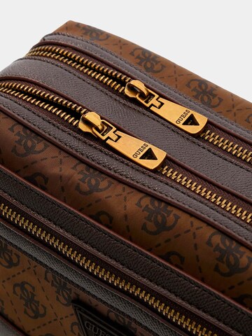 GUESS Kulturtasche 'Berlin' in Braun