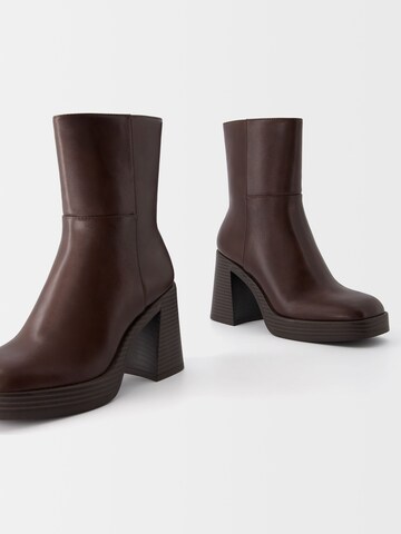 Bershka Stiefelette in Braun