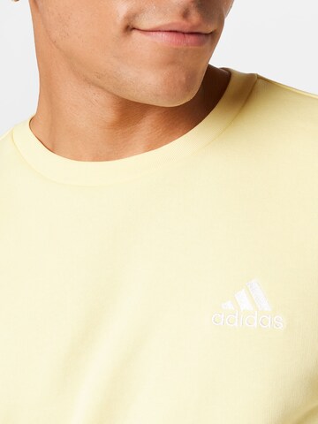 Felpa sportiva 'Essentials Fleece' di ADIDAS SPORTSWEAR in giallo