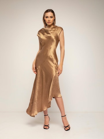 Robe de cocktail 'vestido midi con textura de seda cuello barco y largo asimétrico (Gold)' Tantra en or : devant