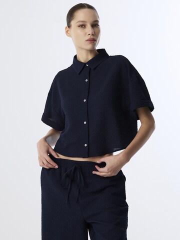 Twist Blouse in Blauw: voorkant