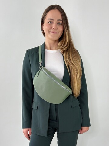 lePelou Gürteltasche 'TONI large'‌‌‌‌‌ in Grün: Vorderseite