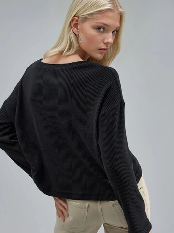 Busem Sweater in Black