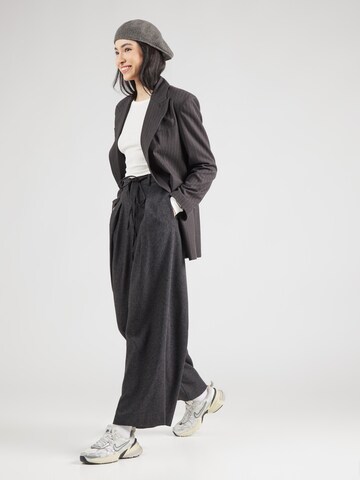 Wide leg Pantaloni con pieghe di Aware in grigio